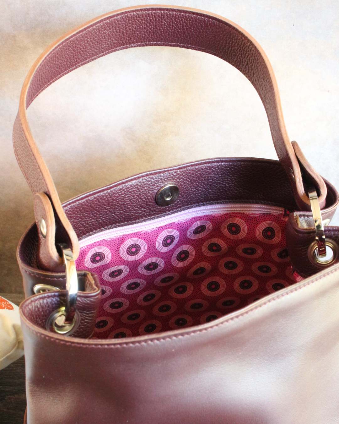Sac-seau-prune-et-rose Sac seau prune en cuir et doublé en tissu rose