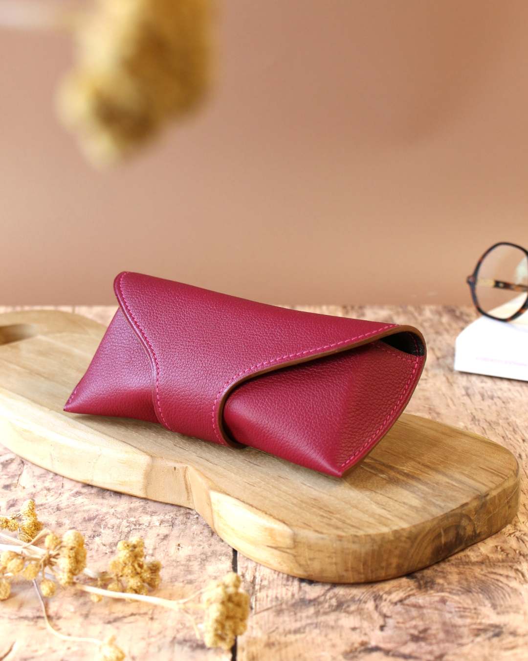 Etui-a-lunettes-de-vue Etui à lunettes de vue en cuir framboise avec un peu de texture intérieur en cuir d'agneau bordeaux