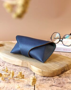 Etui à lunettes en cuir bleu, intérieur en cuir d'agneau vert