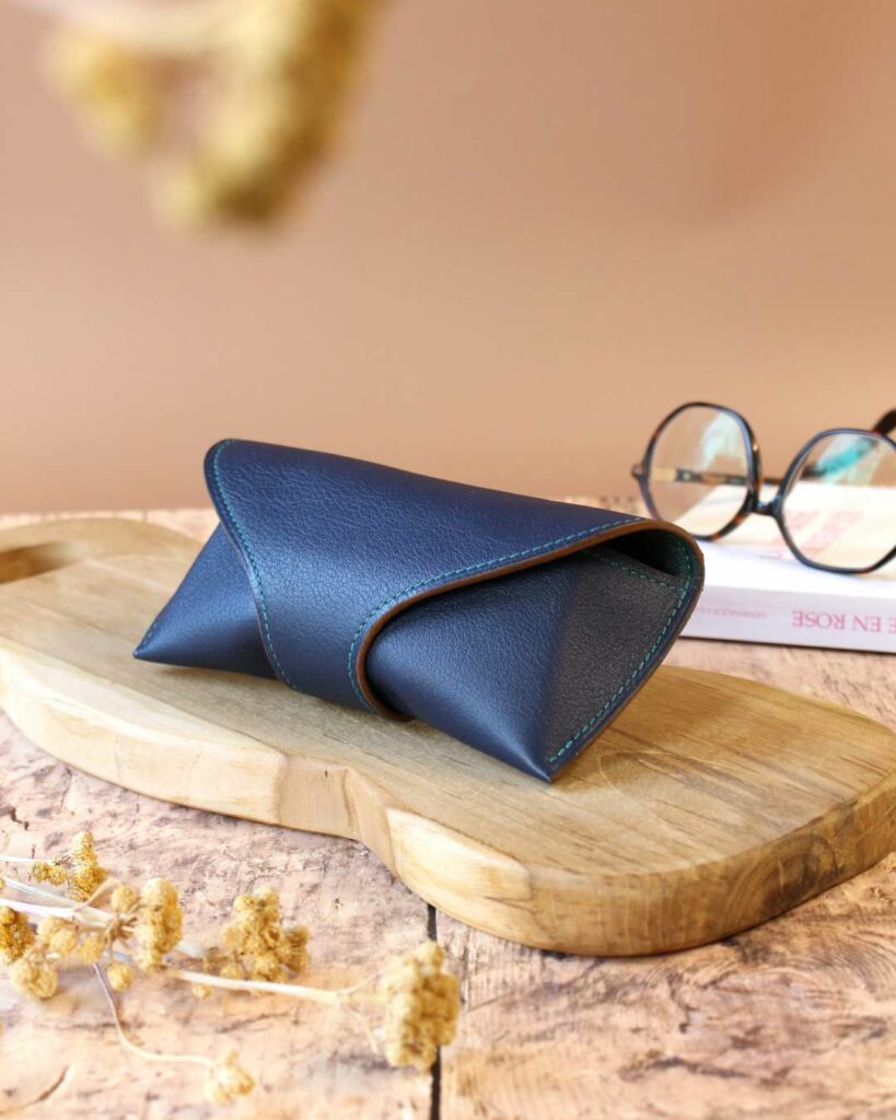Etui à lunettes en cuir bleu, intérieur en cuir d'agneau vert