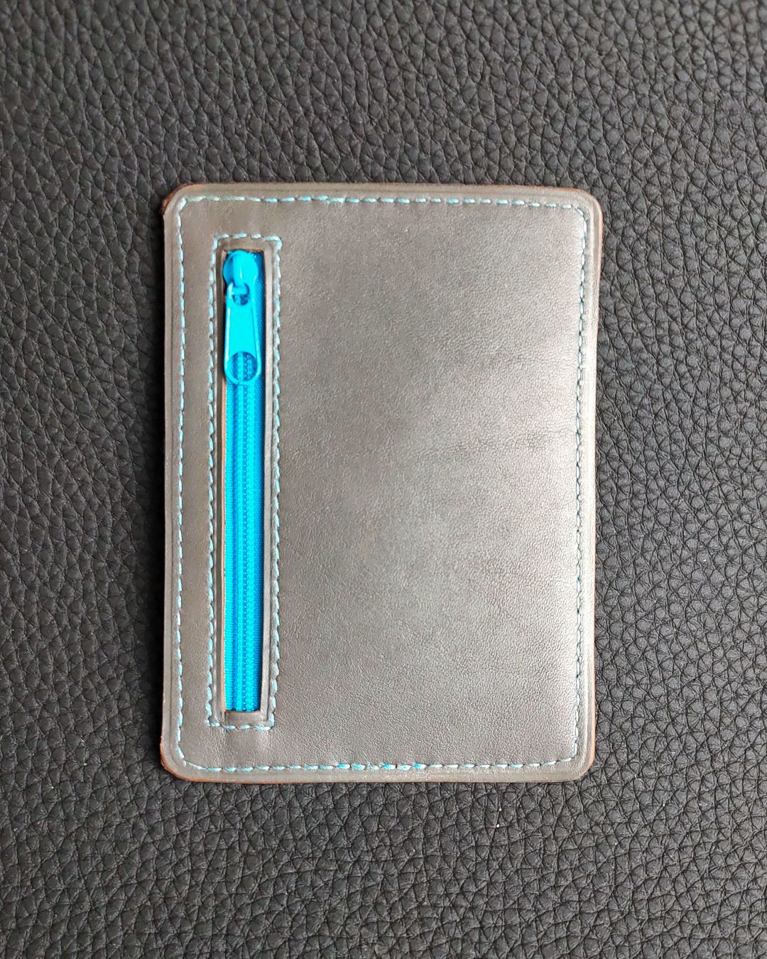 Porte carte ultra fin un portefeuille minimalisme en cuir gris et tissu africain bleu turquoise maroquinerie lyon