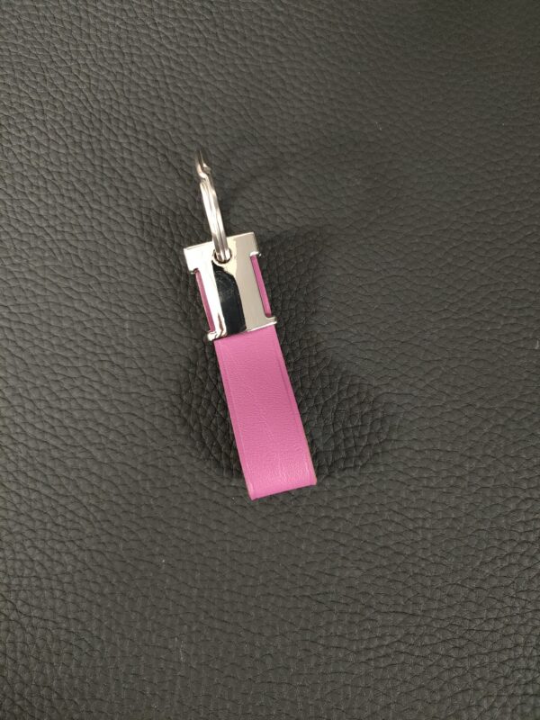 Porte clés en cuir fuchsia accessoire de maroquinerie haute gamme Lyon Ofilducuir