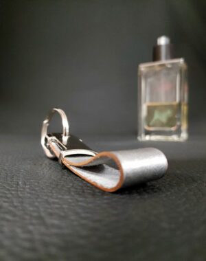 Porte clés en cuir gris accessoire de maroquinerie Lyon Ofilducuir