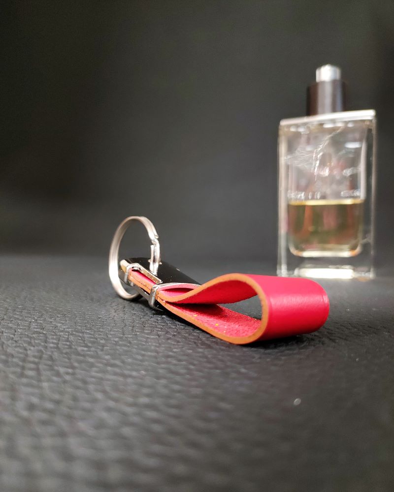 Porte clés en cuir rouge homme accessoire de maroquinerie Lyon Ofilducuir