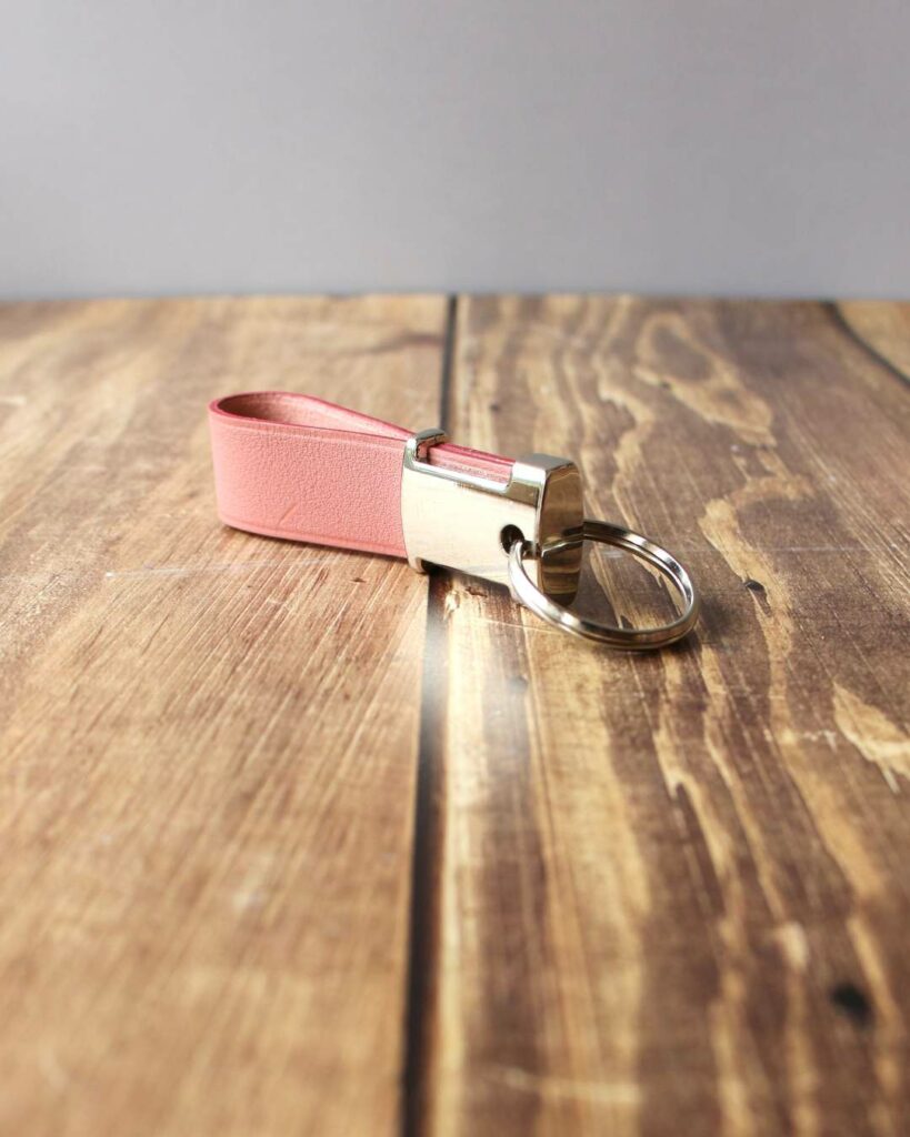 Porte clés en cuir vieux rose avec une bijouterie nickelée