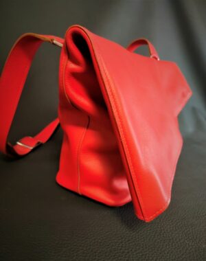 Sac à main besace asymétrique femme en cuir rouge maroquinerie Lyon