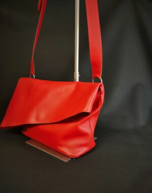 Sac à main besace asymétrique femme en cuir rouge original