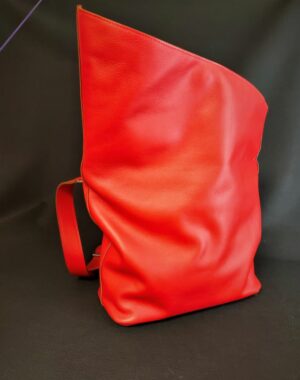 Sac à main besace asymétrique femme en cuir rouge avec un grand rabat