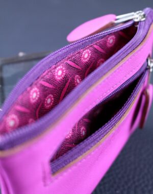 Porte monnaie et CB en cuir fuchsia avec deux poches doublées en tissus africain et zip violet