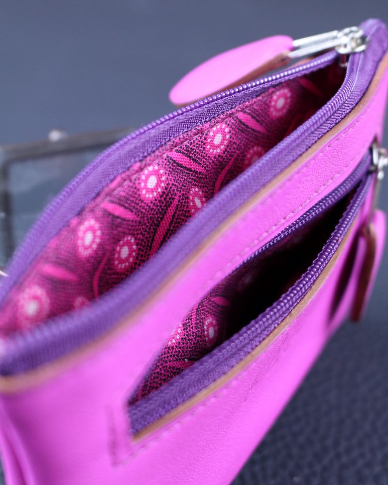 Porte monnaie et CB en cuir fuchsia avec deux poches doublées en tissus africain et zip violet
