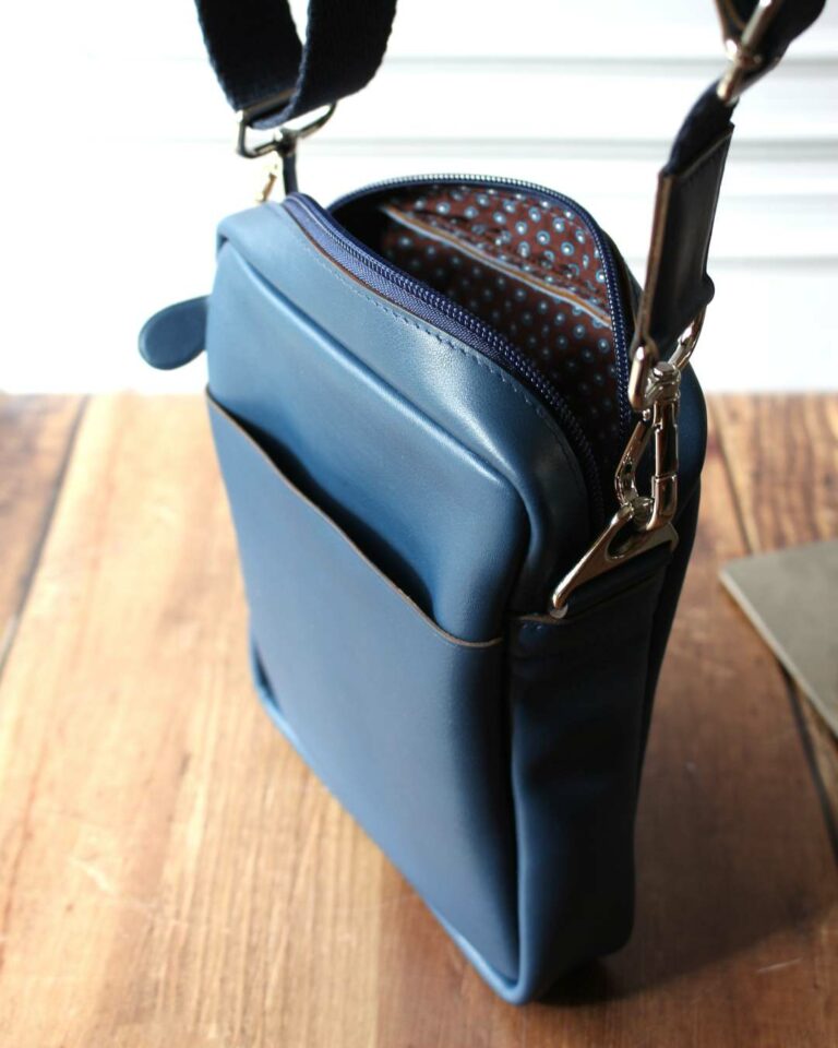 Sacoche pour homme en cuir bleu avec sa bandoulière en coton