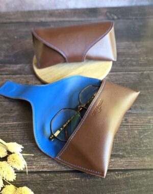 Pochette à lunettes en cuir marron intérieur bleu vif fermeture magnétique