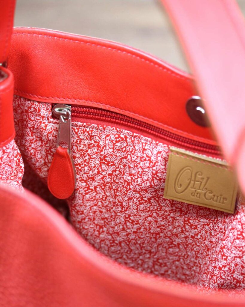 sac à main rouge avec doublure intérieure tissu africain et poche zippée