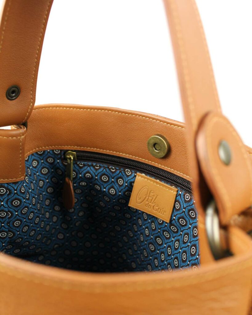 Sac à main Camel en cuir pleine fleur fait à la main doublé avec un tissu africain