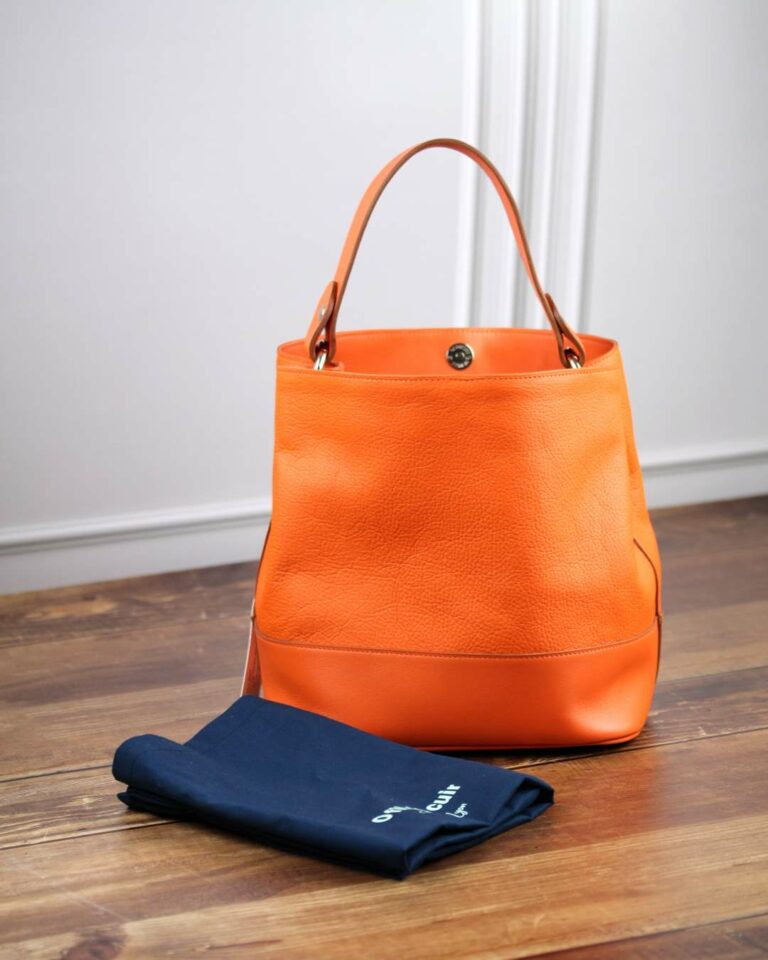Sac seau en cuir orange et son sac à sac en tissu de rangement