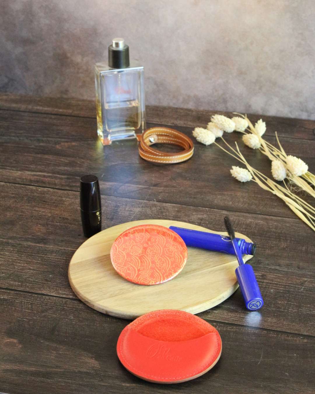 Miroir-de-poche-cuir-papier-japonais Miroir de poche rond réalisé en papier japonais rangé dans son étui en cuir rouge