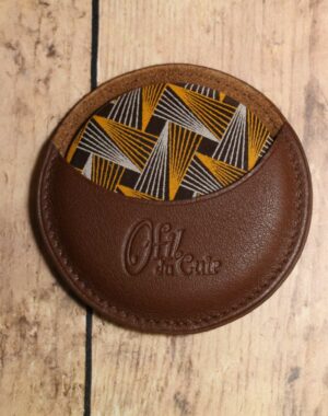 Etui en cuir marron avec son miroir de poche en tissu africain