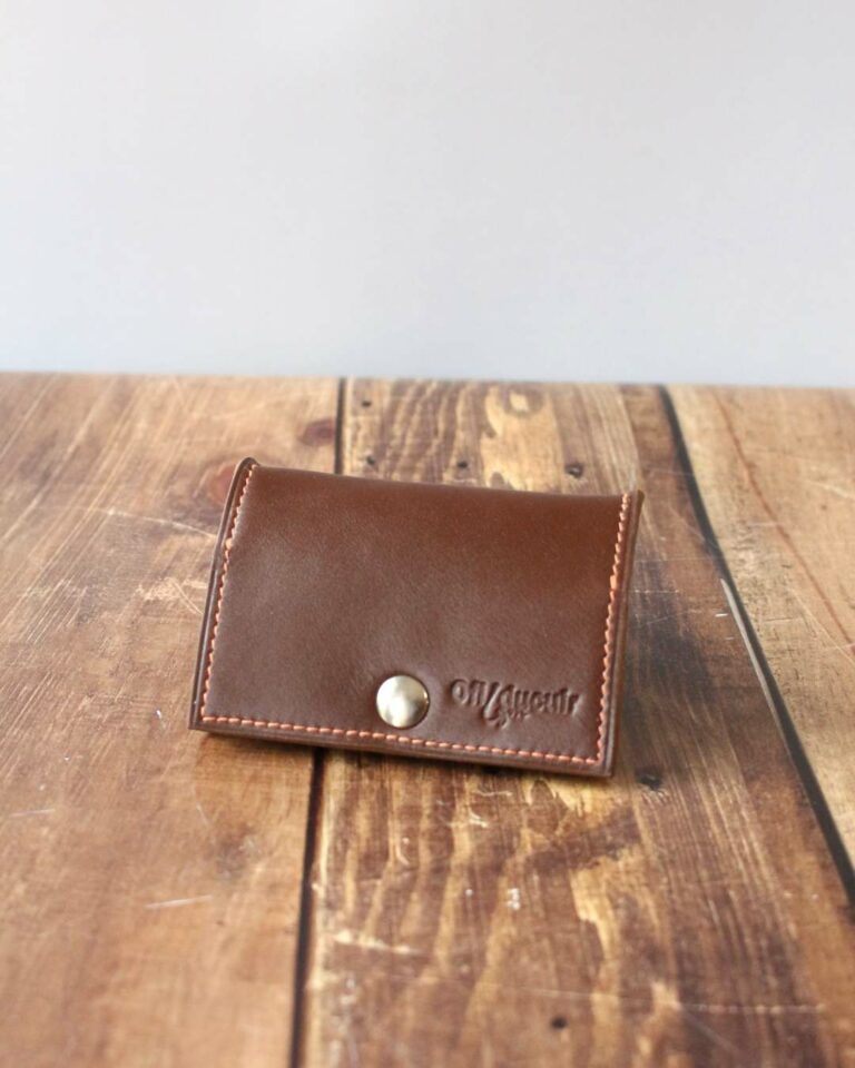 Porte monnaie en cuir carré en forme de cuvette pouvant decevoir de la monnaie et des billets