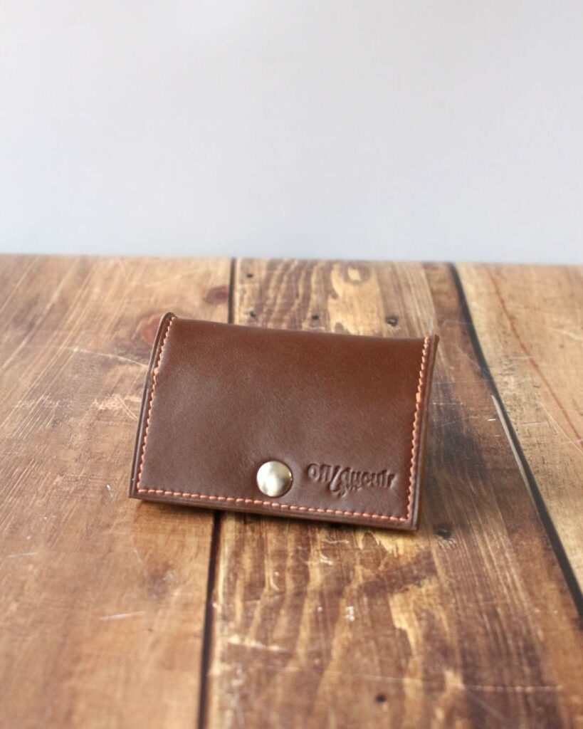 Porte monnaie en cuir carré en forme de cuvette pouvant decevoir de la monnaie et des billets