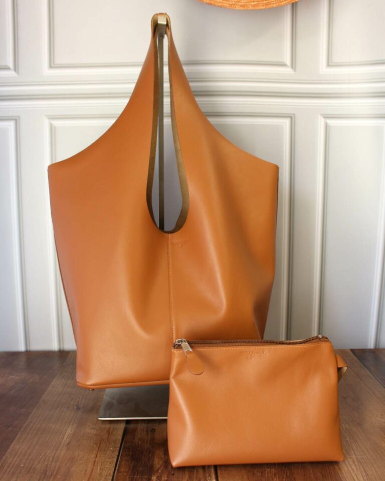 Sac cabas en cuir Camel avec sa pochette. Cuir de veau souple et lisse.