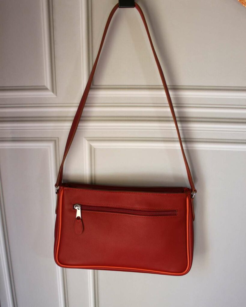 Sac épaule en cuir plein fleur qui se porte à l'épaule avec une bandoulière