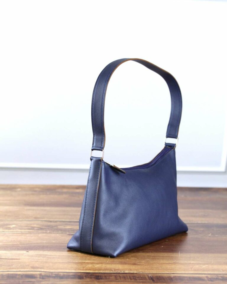 Sac baguette en cuir Estelle, cuir lisse bleu marine, se porte à l'épaule, élégant, intemporel, made in France