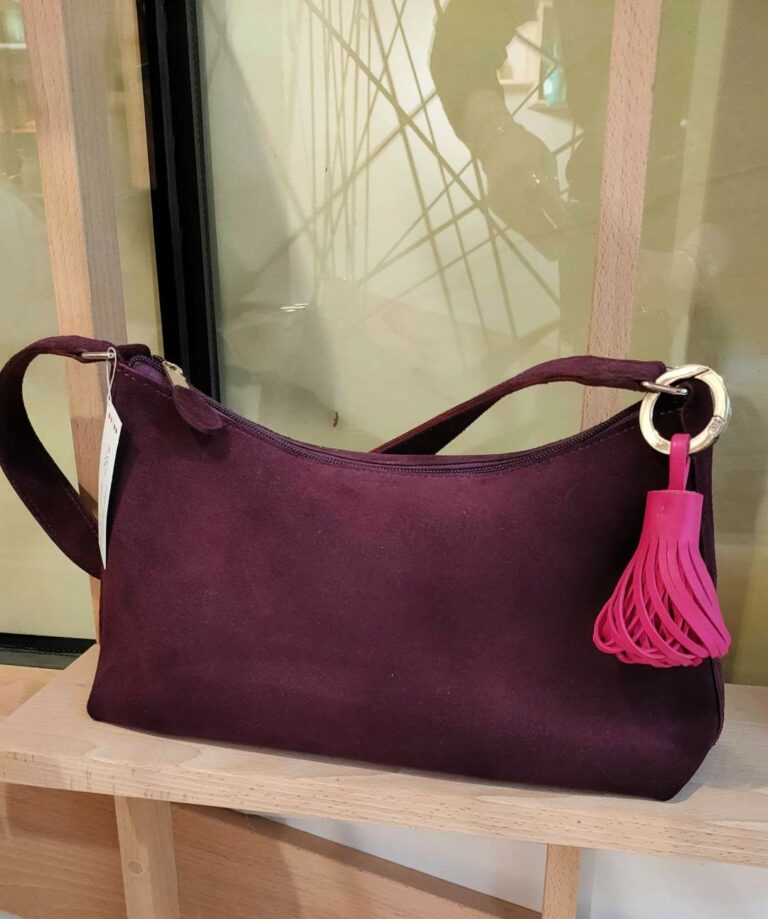 Sac baguette en cuir Estelle, cuir velours prune, se porte à l'épaule, élégant, intemporel, made in France