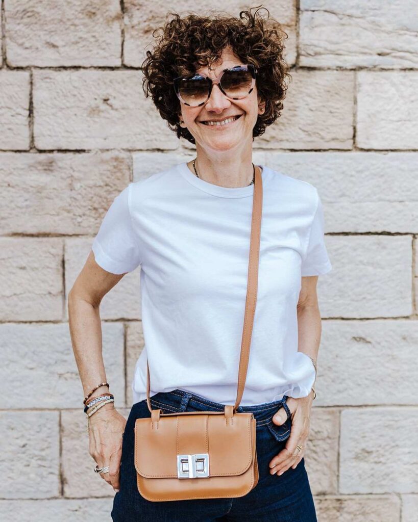 Petit sac se prote en bandoulière en cuir camel avec un grand fermoir nickelé