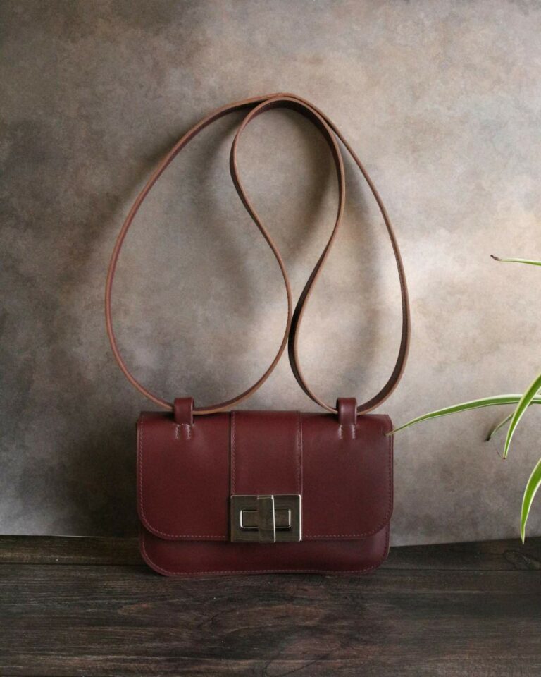 Petit sac en cuir prune qui se porte à l'épaule