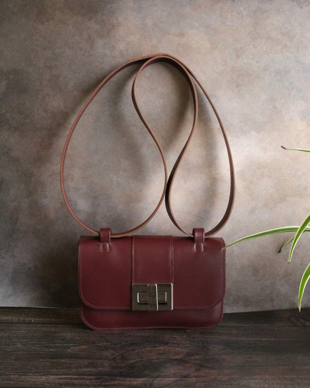 Petit-sac-bandouliere-en-cuir-mademoiselleA Petit sac en cuir prune qui se porte à l'épaule