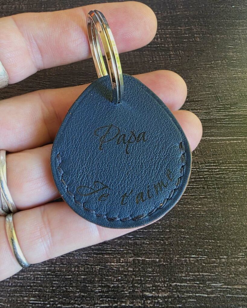 Porte clés en cuir bleu gravé je t'aime papa