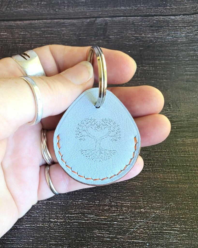 Porte clés personnalisé en cuir avec un arbre de vie gravé