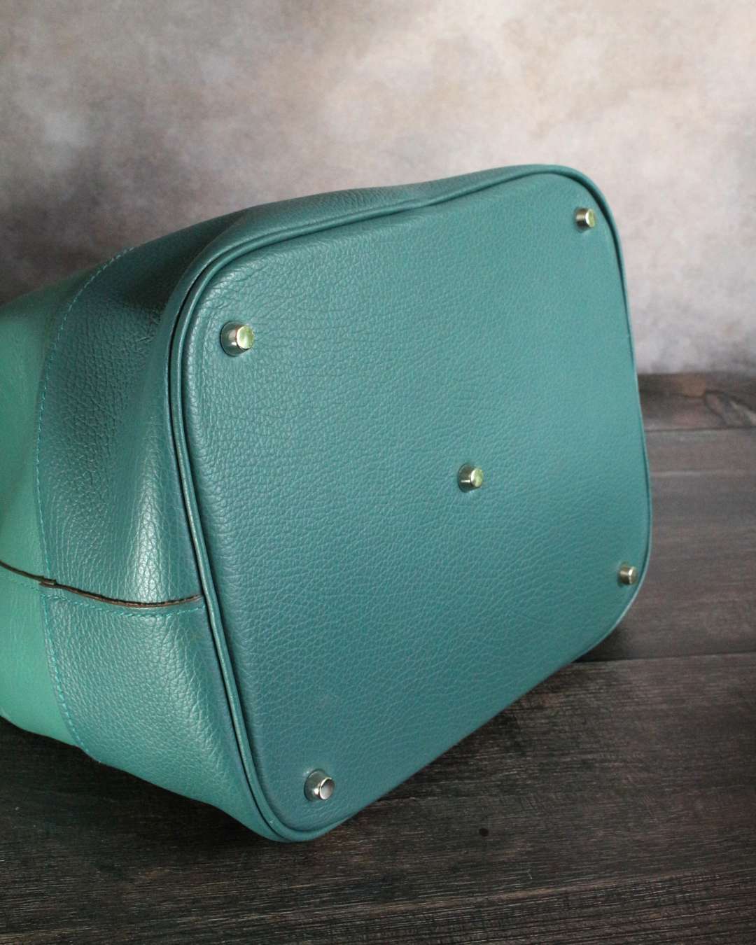 Sac-seau-en-cuir-fait-main-a-lyon Fond de sac en cuir vert avec 5 pieds de sac en acier nickelé
