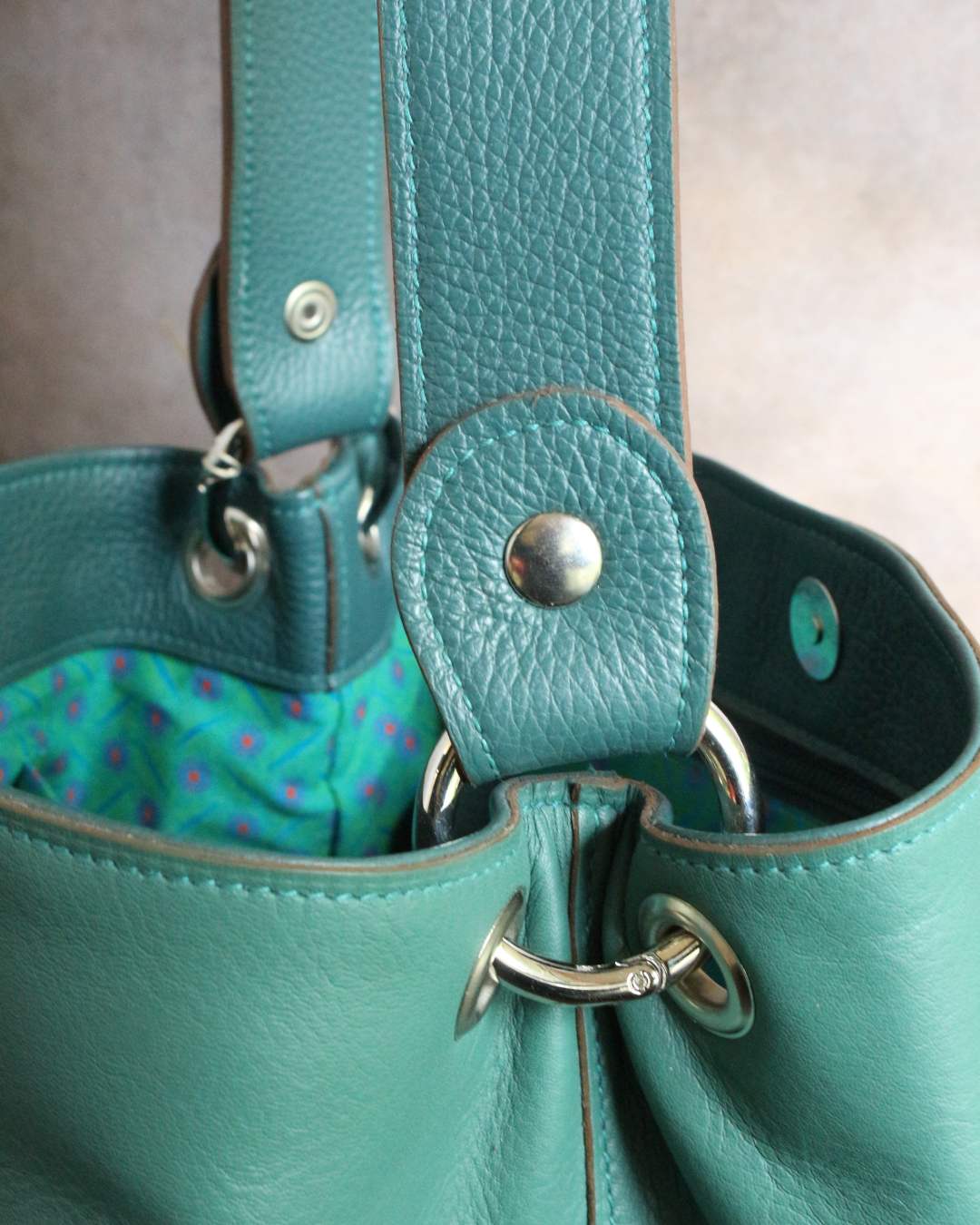 Sac-seau-en-cuir-fait-main Sac à main en cuir vert avec l'anse amovible par pression