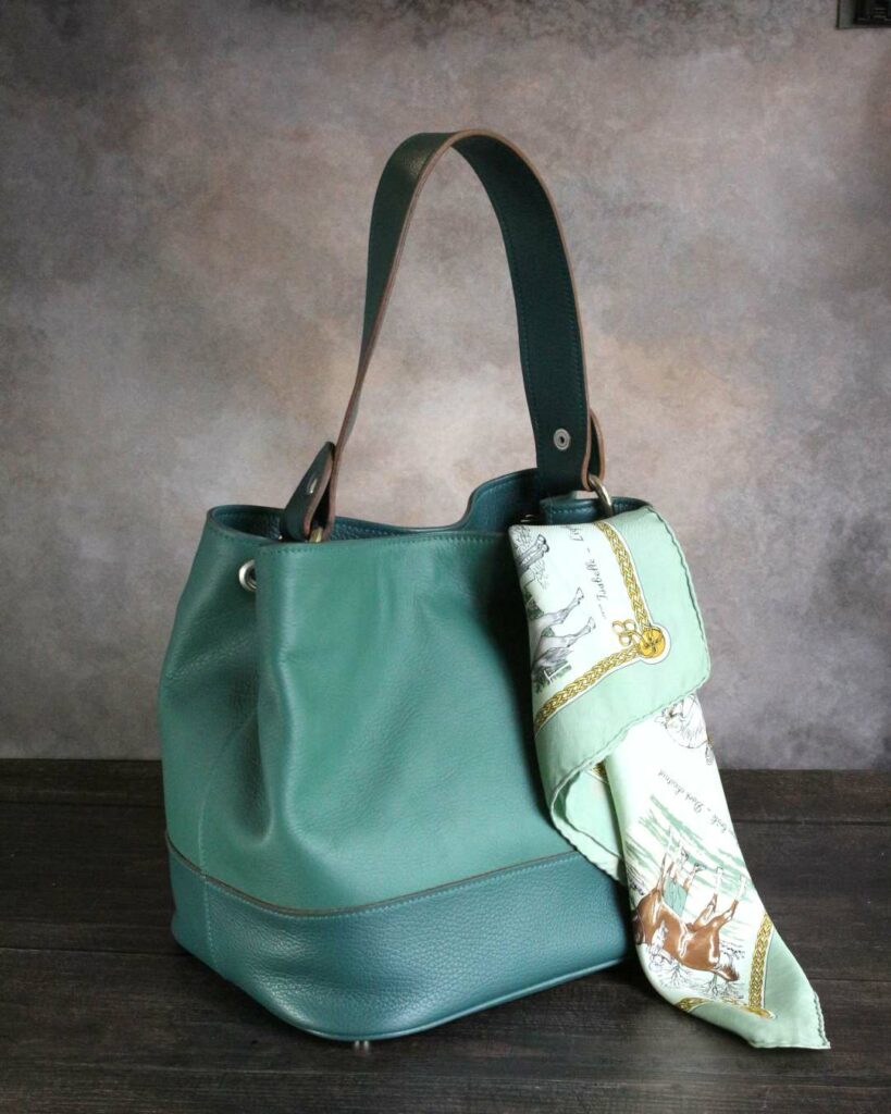 sac à main de forme seau en cuir vert pleine fleur bi matière