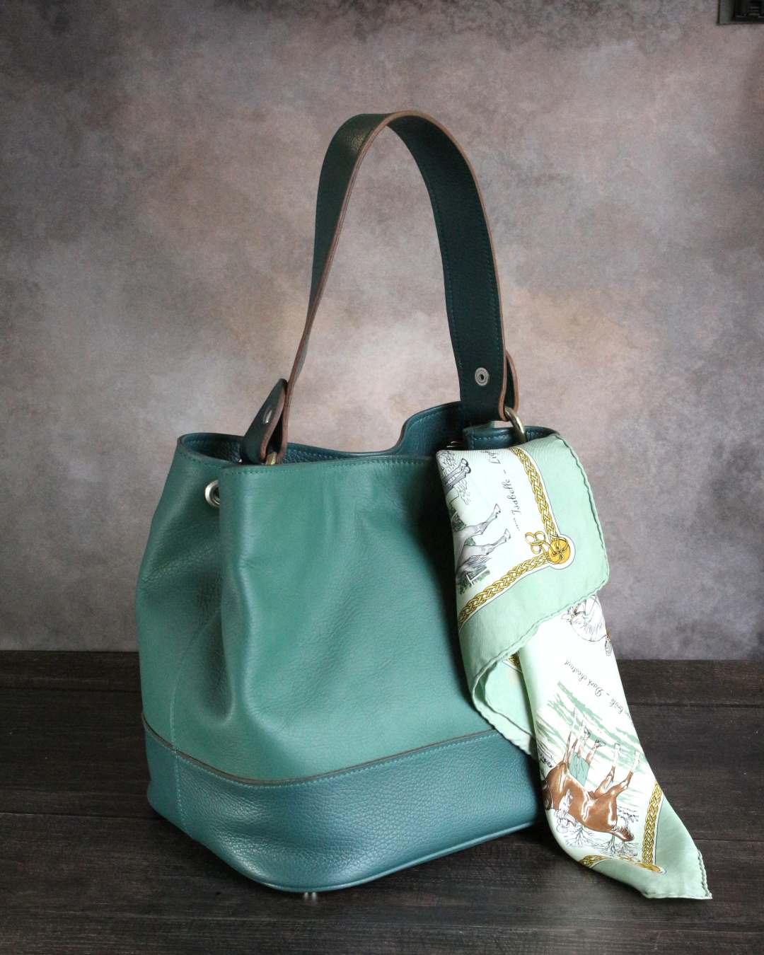 Sac-seau-en-cuir-vert-artisanal sac à main de forme seau en cuir vert pleine fleur bi matière