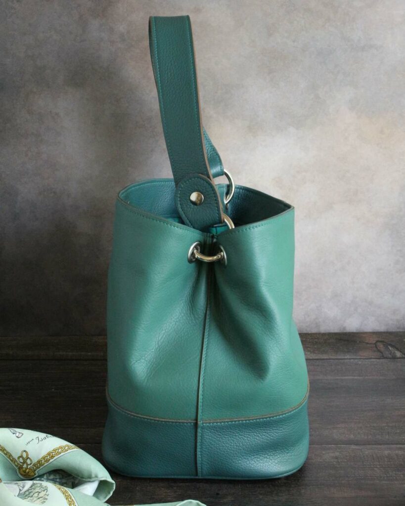 Sac à main seau en cuir grainé vert pour la base et en cuir lisse pleine fleur vert pour le haut