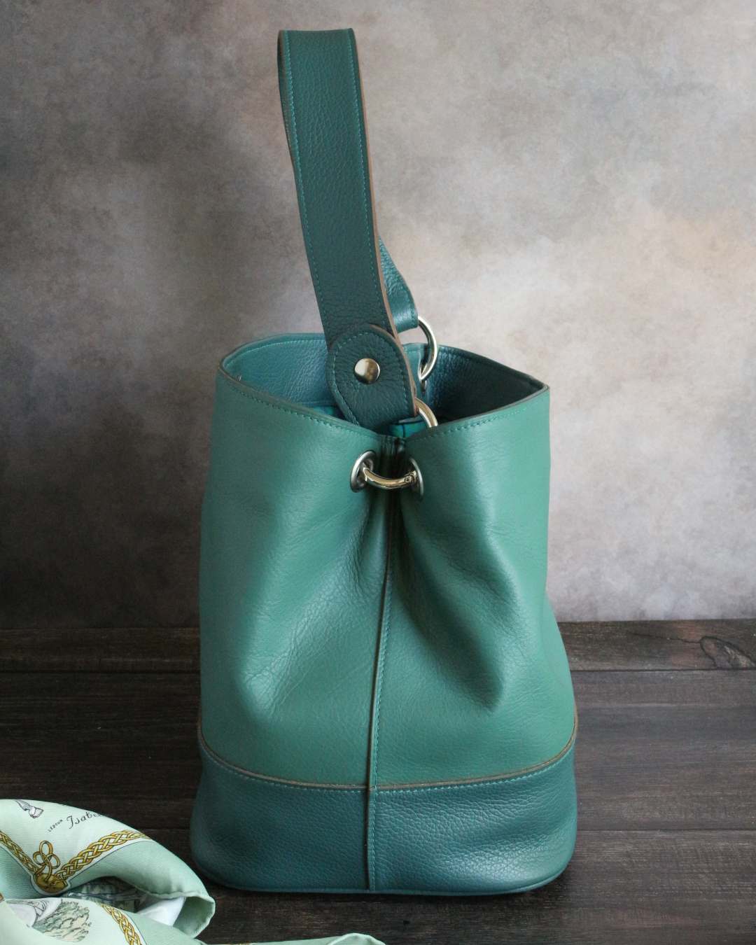 Sac-seau-en-cuir-vert-personnalisable Sac à main seau en cuir grainé vert pour la base et en cuir lisse pleine fleur vert pour le haut