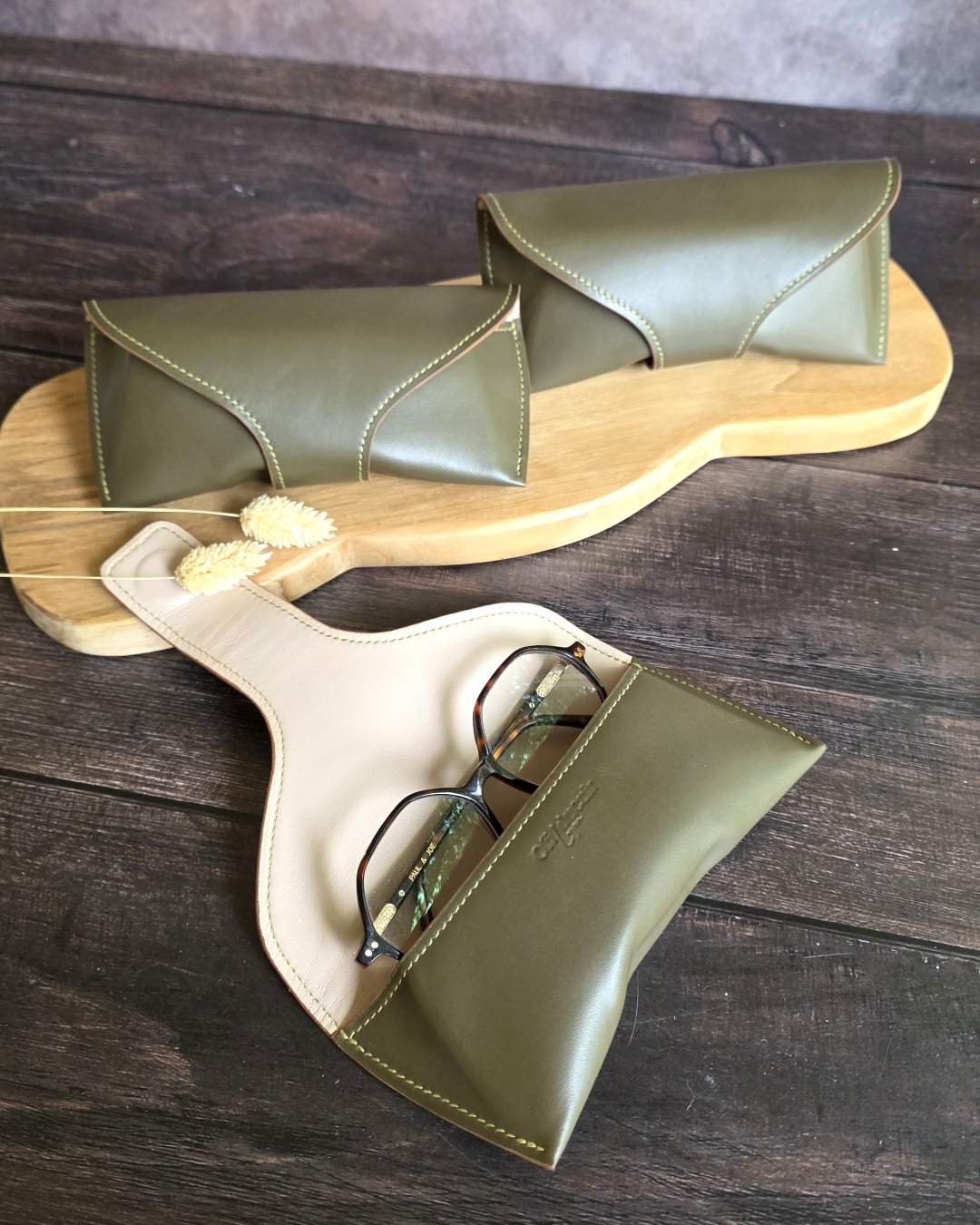 Etui-lunettes-magnétique-en-cuir Etui à lunettes en cuir vert kaki avec fermeture magnétique à l'arrière , intérieur cuir d'agneau beige