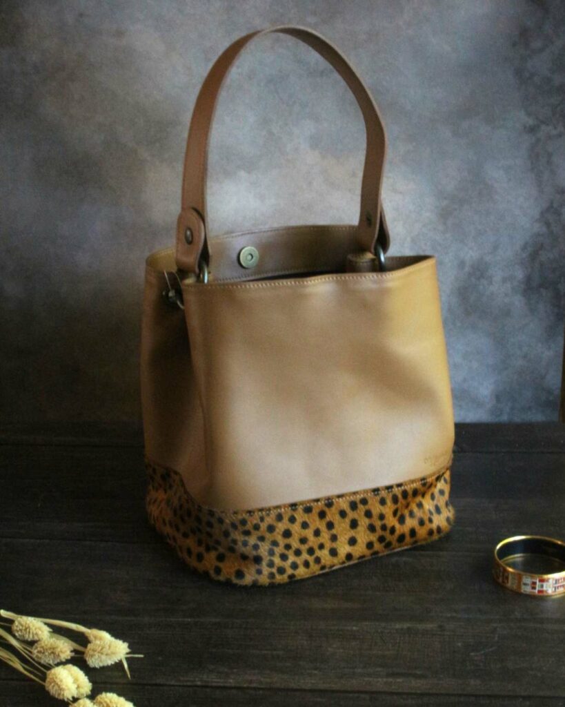 Sac seau en cuir léopard et cuir camel lisse sur le haut